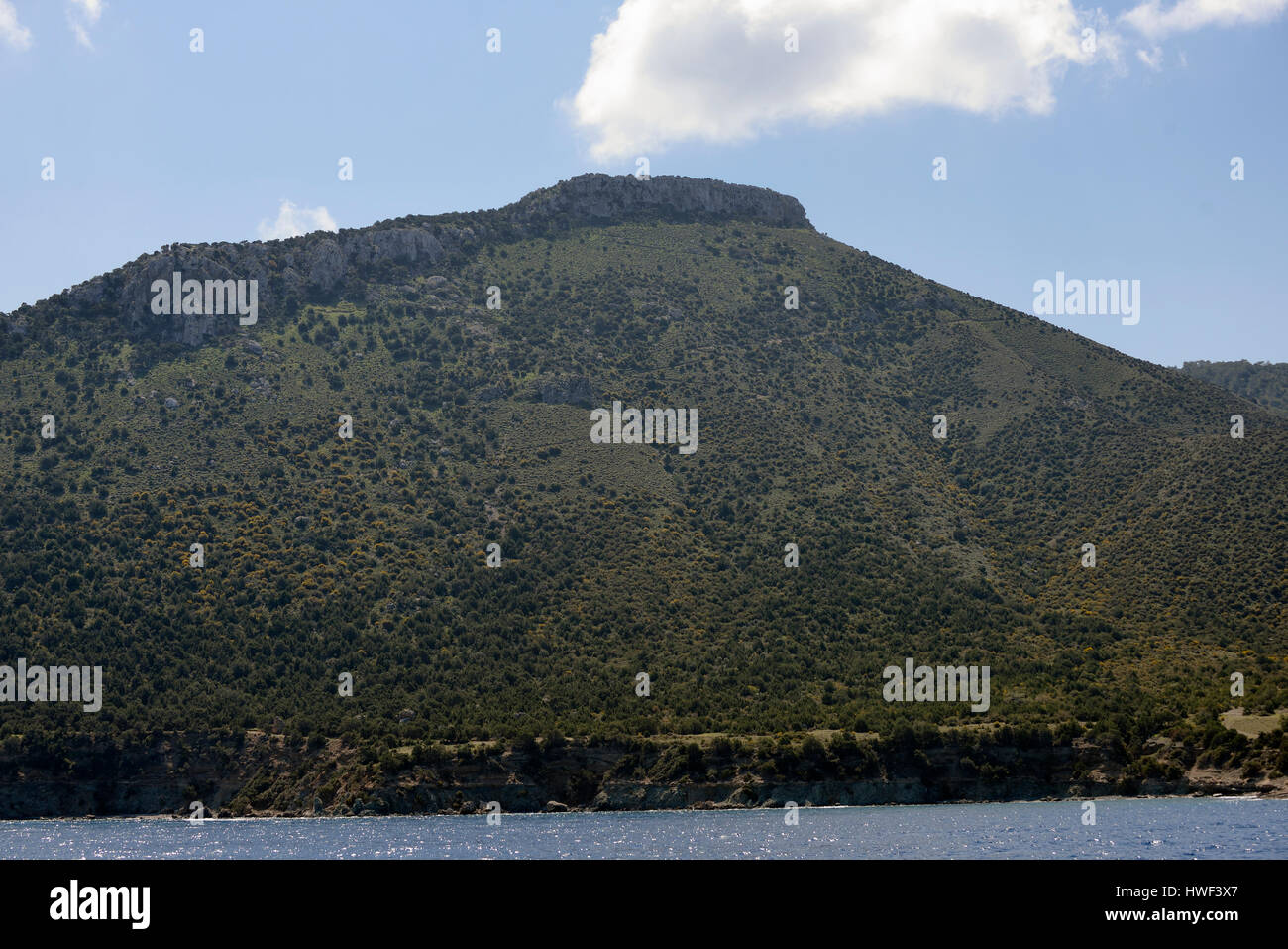 Moutti Tis Sotiras (370 M) von einem Boot, Akamas-Halbinsel, Zypern betrachtet Stockfoto