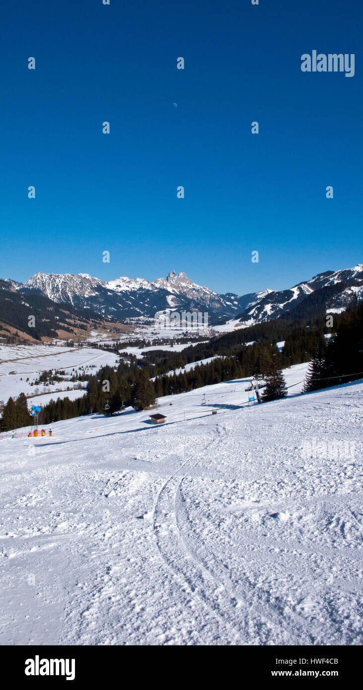 Leere Skipiste in Zöblen, Tannheimer Tal, Tirol, Österreich Stockfoto