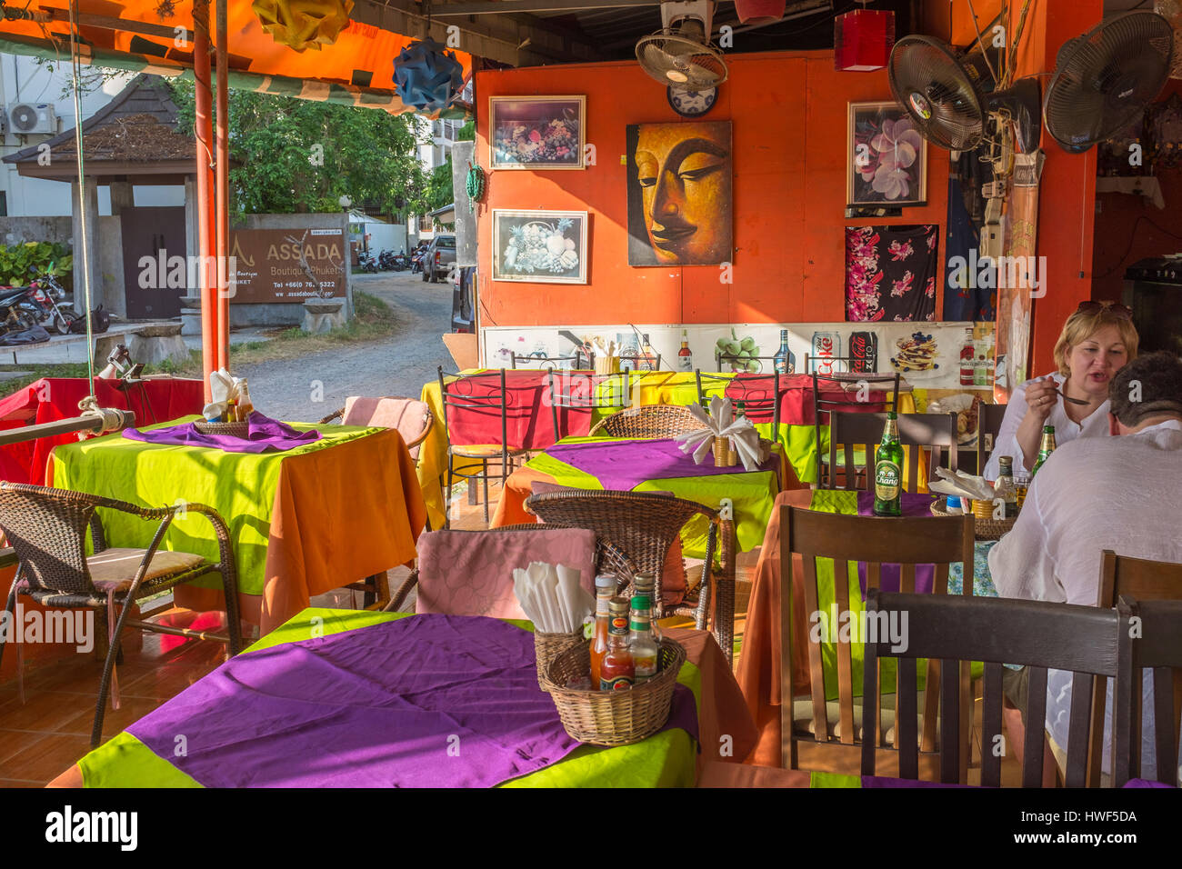 Ein gemütliches Thai Restaurant in Kata, Phuket, Thailand. 3. März 2017 Stockfoto