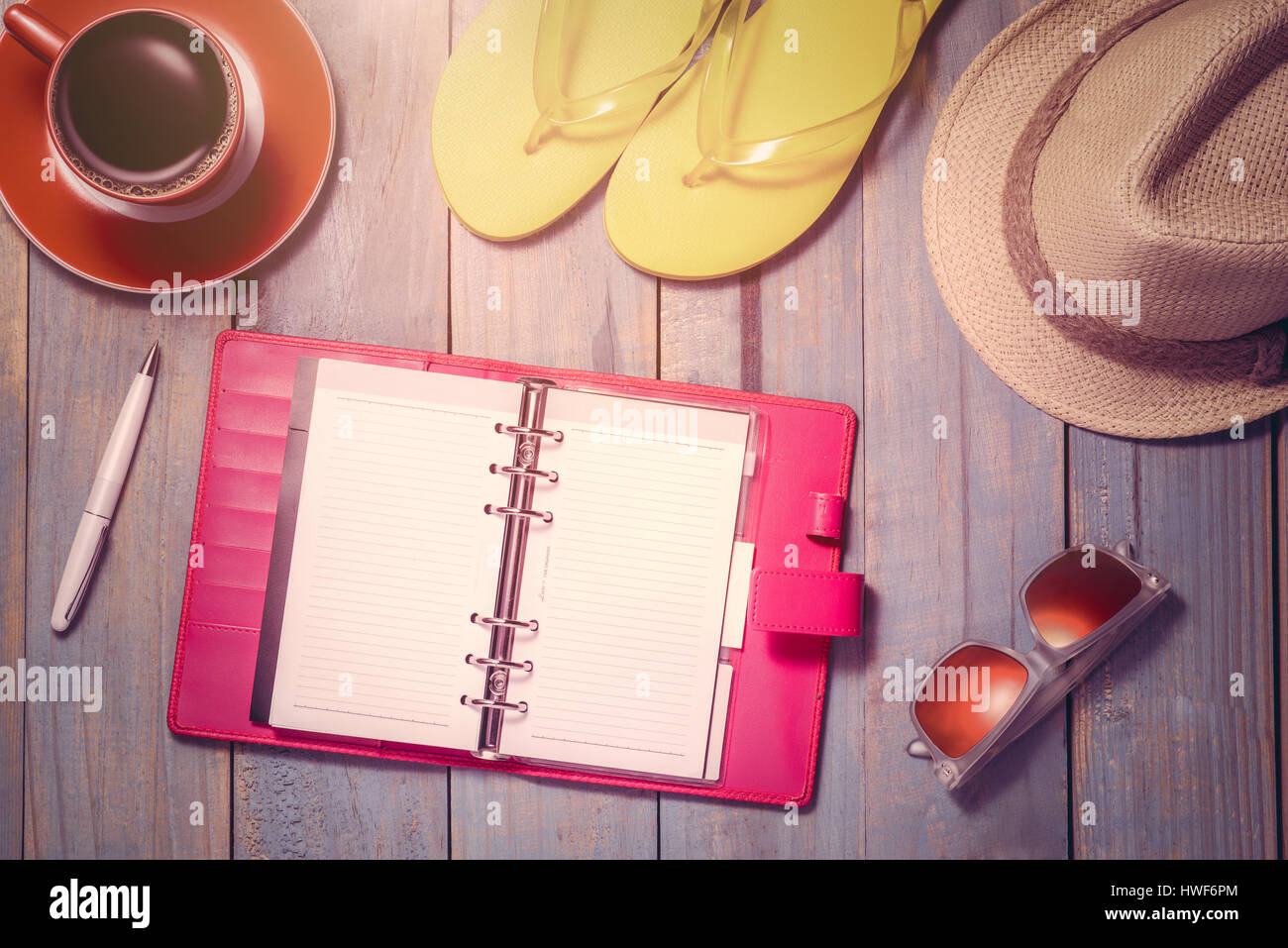 Sommer Hintergrund. Reise-Accessoires auf blau aus Holz Stockfoto