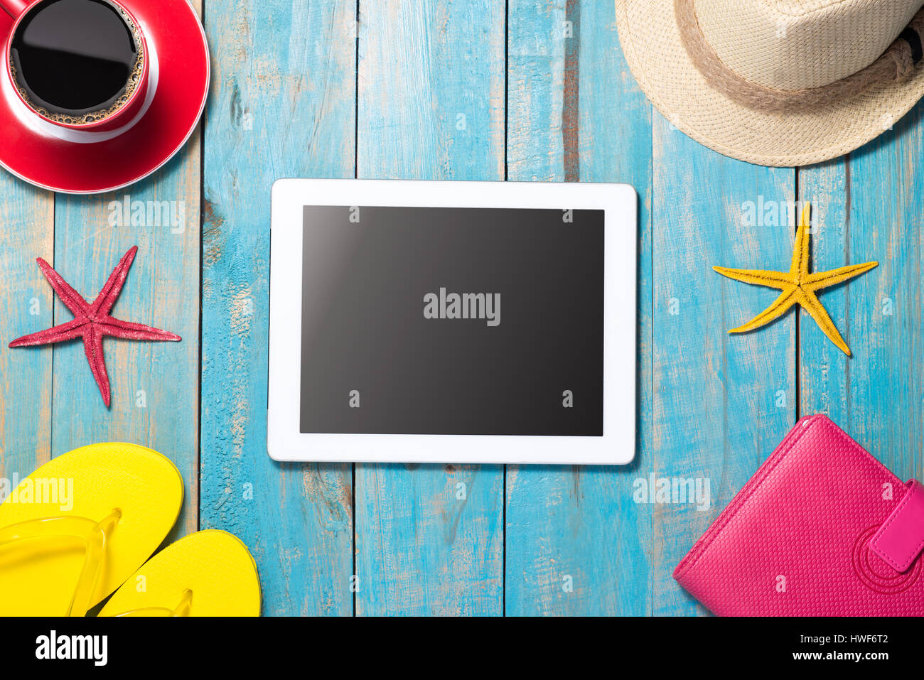 Sommer Hintergrund. Reise-Accessoires auf blau aus Holz Stockfoto