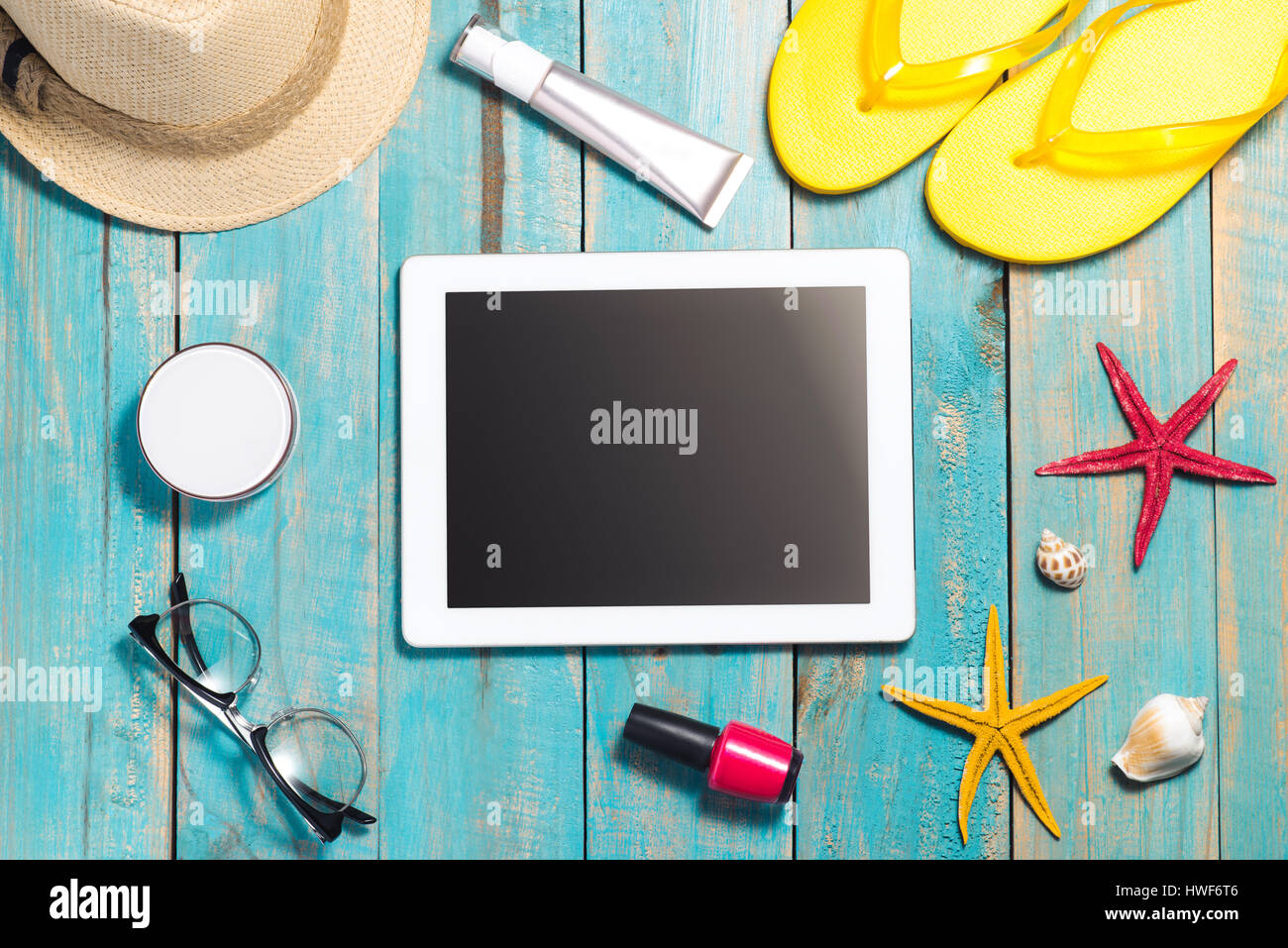 Sommer Hintergrund. Reise-Accessoires auf blau aus Holz Stockfoto