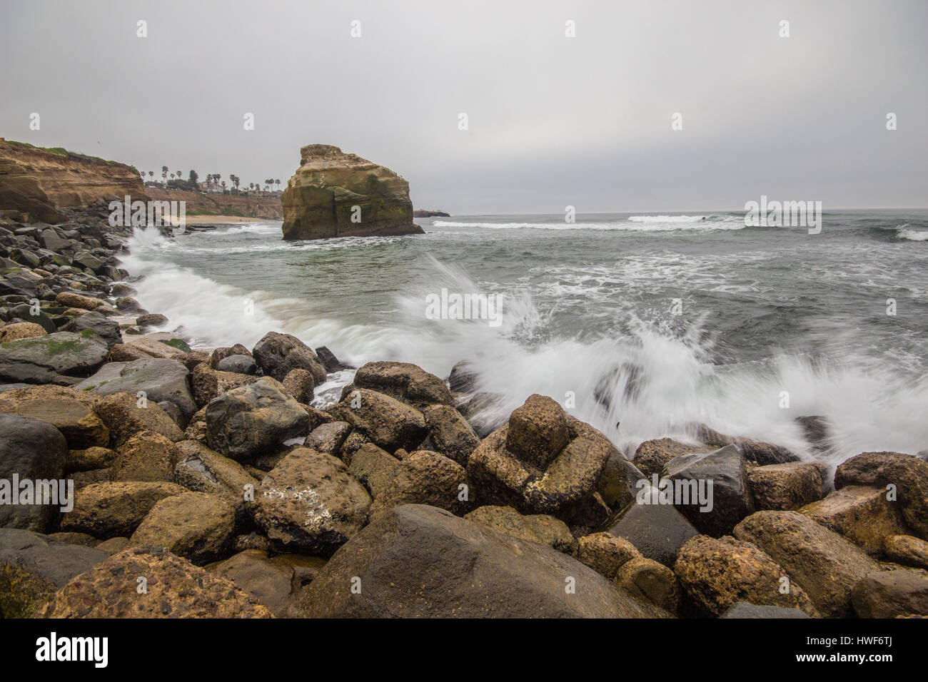 San Diego 17. März 2017. schöne bewölktem Wetter in sunset Cliffs, super Strand, bunte Felsen, schöne Wellen. Stockfoto