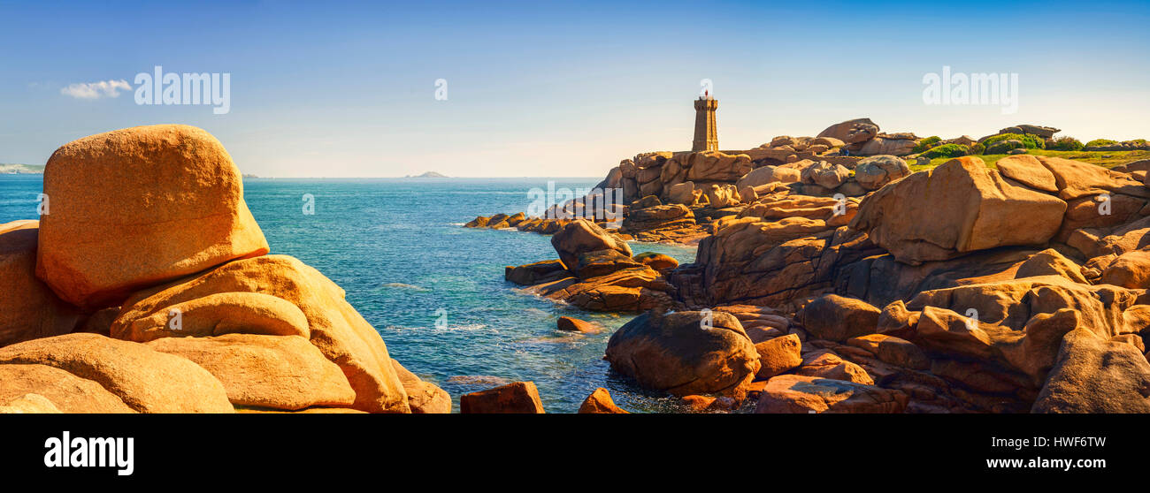 Ploumanach bedeuten Ruz Leuchtturm in rosa Granit Küste, Perros Guirec, Bretagne, Frankreich. Stockfoto