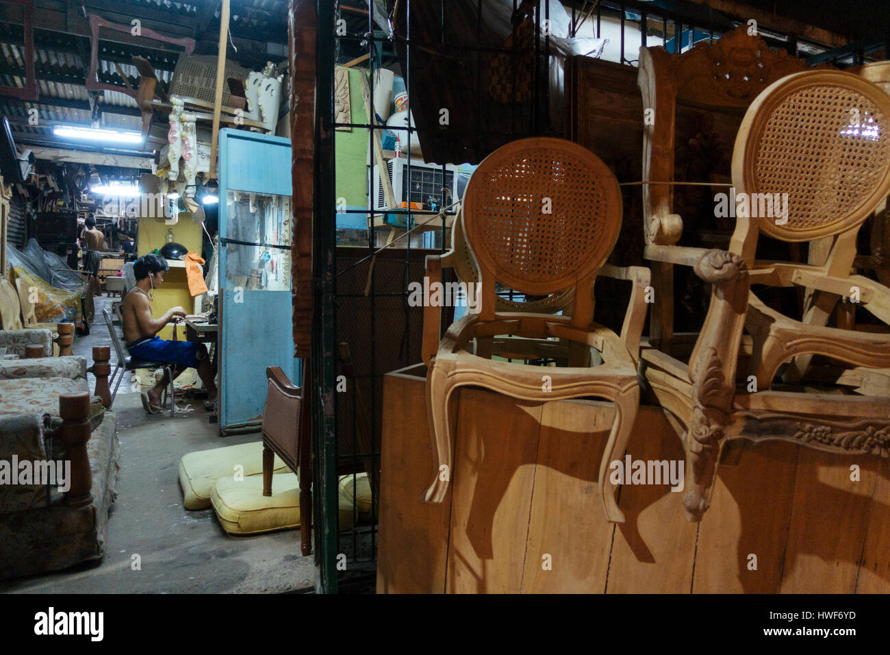 Manila, Philippinen - 13. Januar 2017: Junge philippinische arbeiten am Abend in ein Möbelgeschäft in Quezon City, Manila, Philippinen. Stockfoto