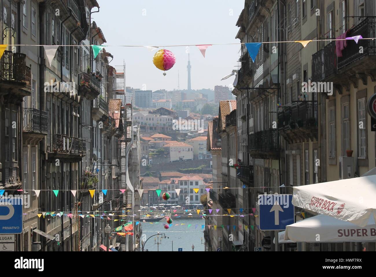 Innenstadt von Straße mit Dekoration-Kette in Porto, Portugal Stockfoto