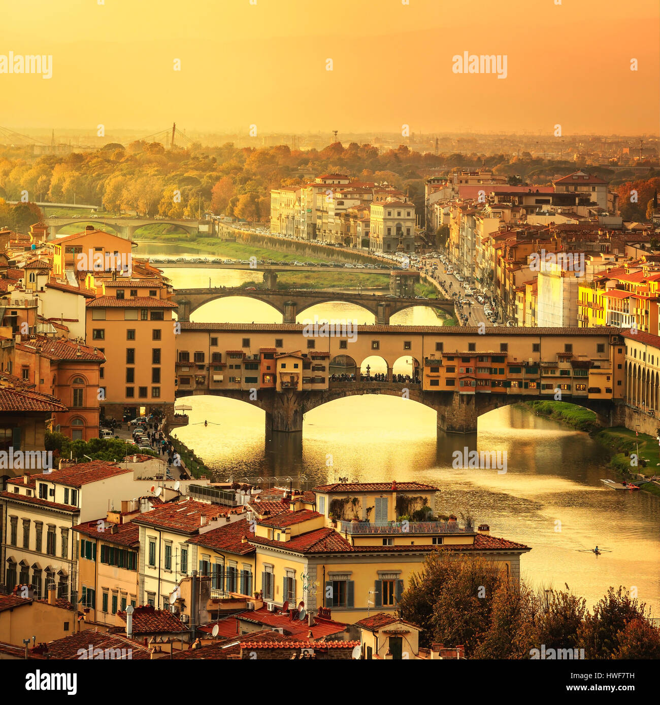 Florenz oder Firenze Sonnenuntergang Ponte Vecchio Brücke. Panoramablick vom Michelangelo Park entfernt. Toskana, Italien Stockfoto