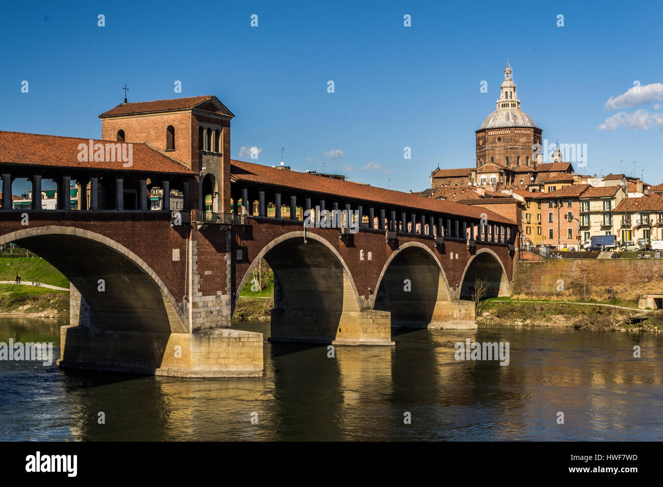 Pavia, Italien. Kathedrale und Ponte Coperto am Fluss Ticino Stockfoto
