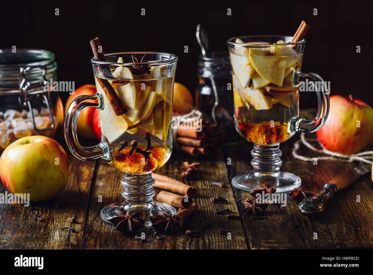 Apple Glühwein trinken mit Nelke, Zimt und Anis Stern. Stockfoto