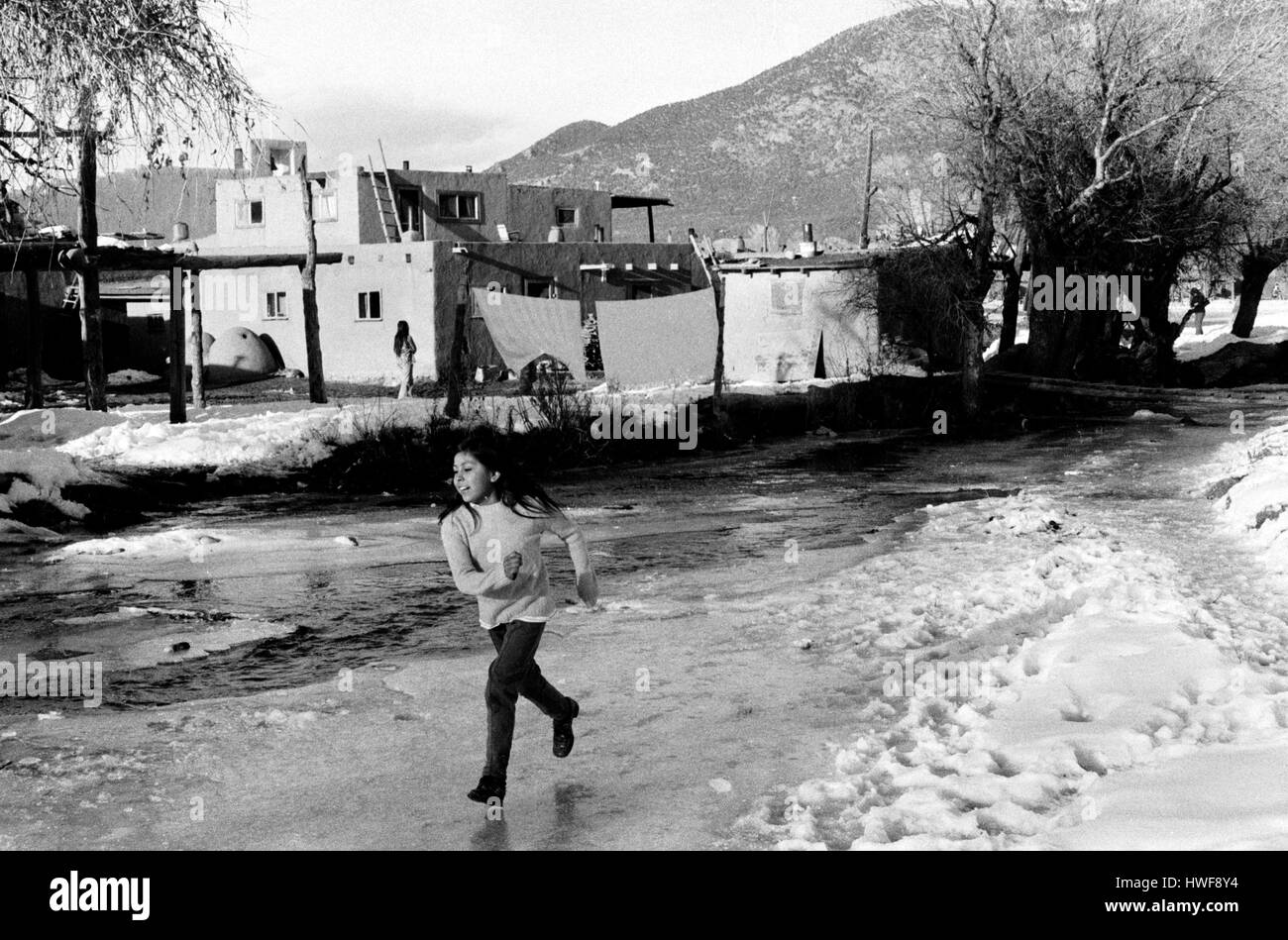 Taos New Mexico Pueblo adobe Heime indianische Kinder spielen. 1970 USA HOMER SYKES Stockfoto
