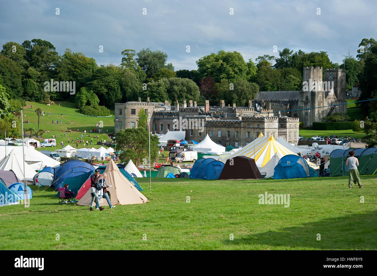 Zelte und Tipi bilden den Campingplatz vor dem Port Eliot House beim Port Eliot Festival Cornwall Stockfoto