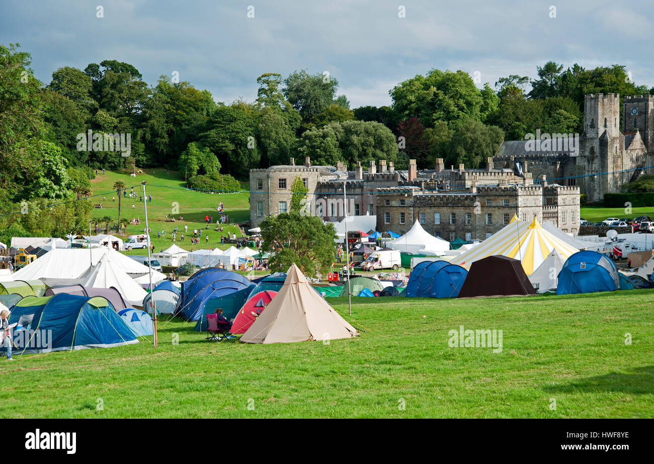 Zelte, Tipis und dem Campingplatz vor dem Haus am Hafen Eliot Festival Cornwall Stockfoto