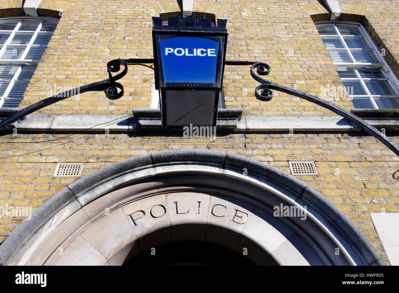 Viktorianische Polizeiwache mit Polizeilampen-Schild Stockfoto