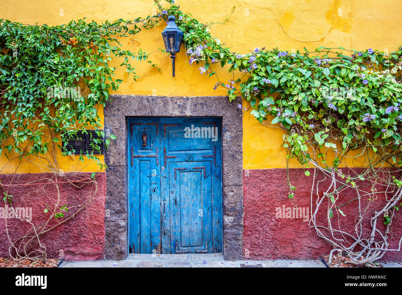 Ein buntes Haus schmückt eine der Seitenstraßen in kolonialen San Miguel de Allende, Mexiko. Stockfoto
