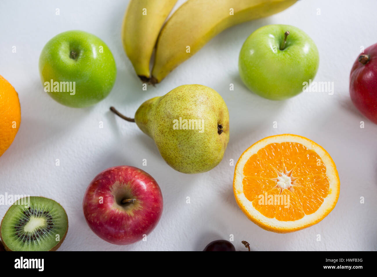 Nahaufnahme der verschiedenen Arten von Obst auf weißem Hintergrund Stockfoto