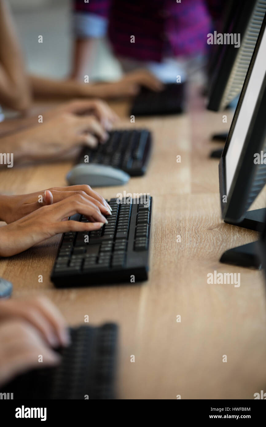 Kunden-Service-Führungskräfte Tippen auf der Tastatur im Büro Stockfoto