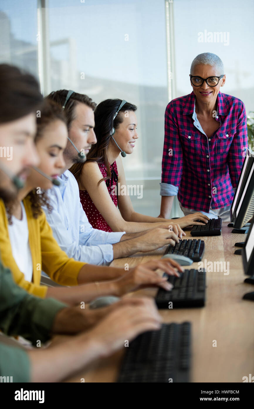 Customer Service executive Trainer überwachen ihr Team im Büro Stockfoto