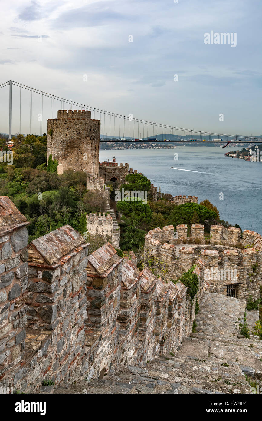 Rumeli Festung (Festung Europas), Fatih Sultan Mehmet-Brücke und Meerenge des Bosporus, Istanbul, Türkei Stockfoto