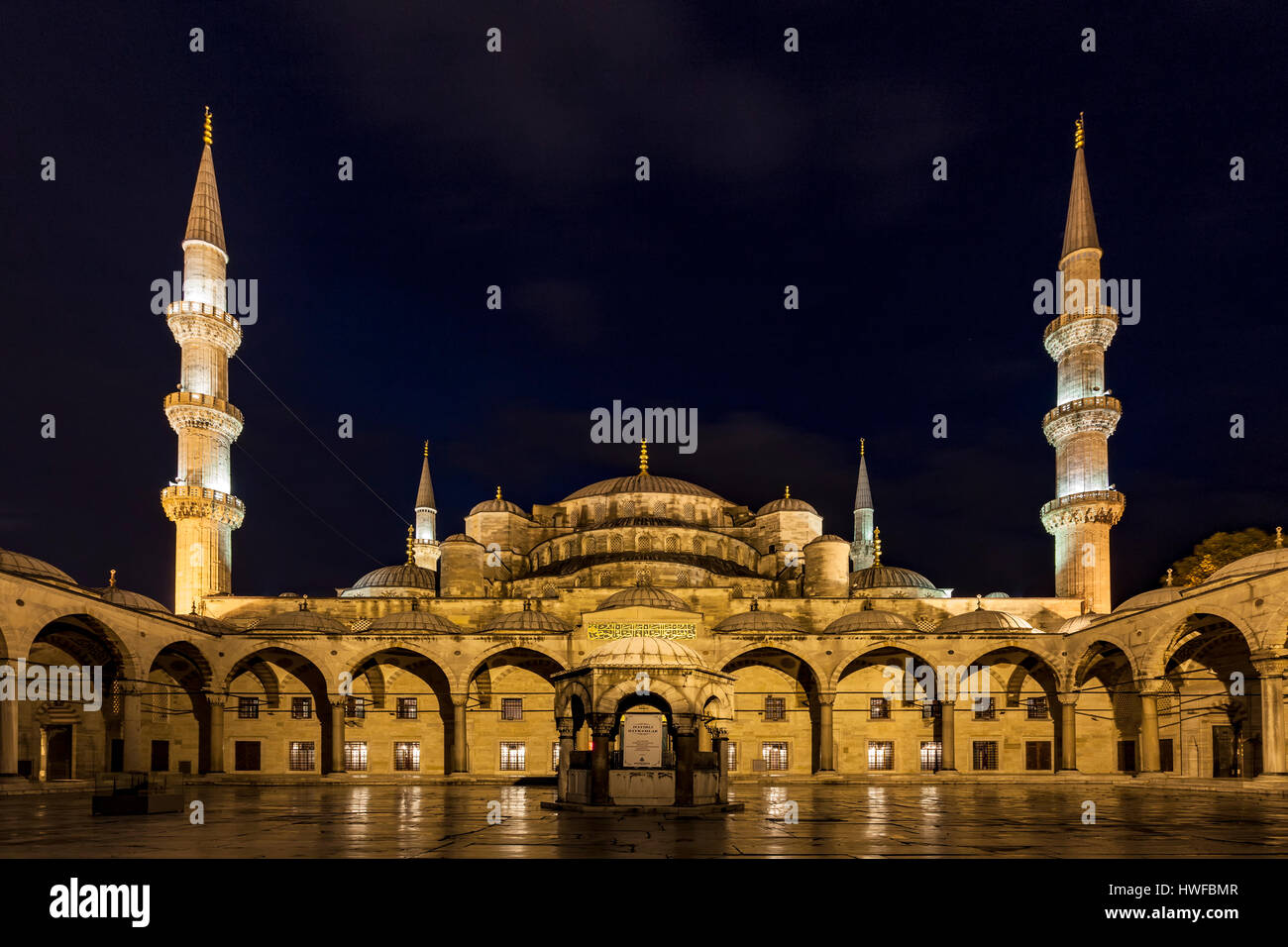 Innenhof und Eingang in die blaue Moschee, Istanbul, Türkei Stockfoto