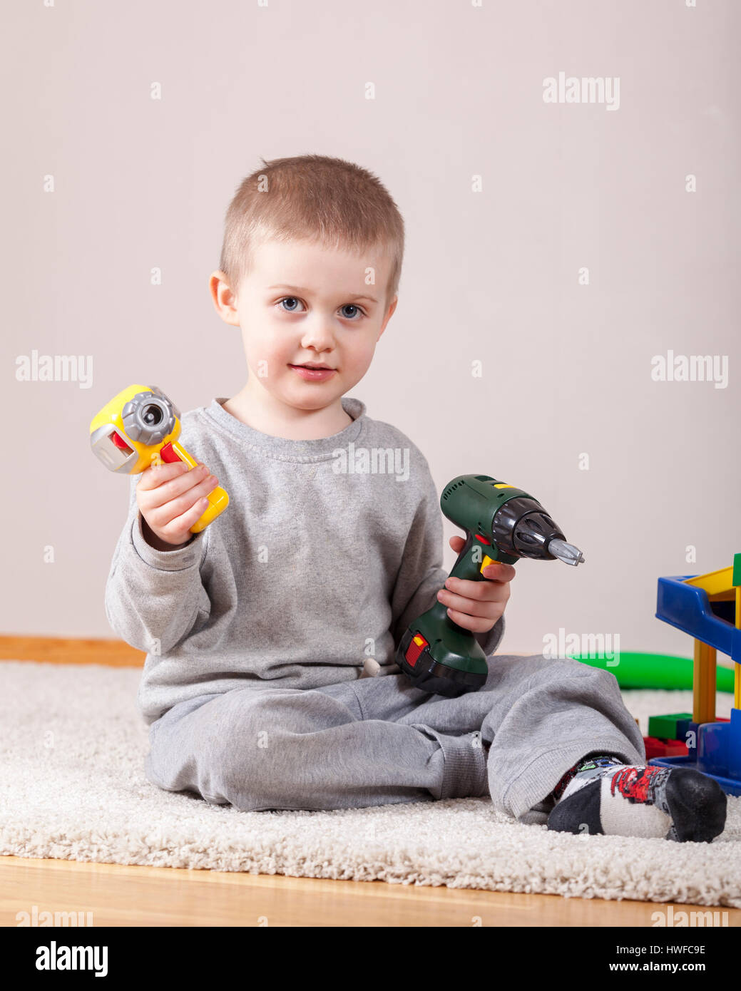 Niedlich aussehenden Jungen mit Spielzeug spielen drinnen zu Hause Model Release: Ja. Property Release: Nein. Stockfoto