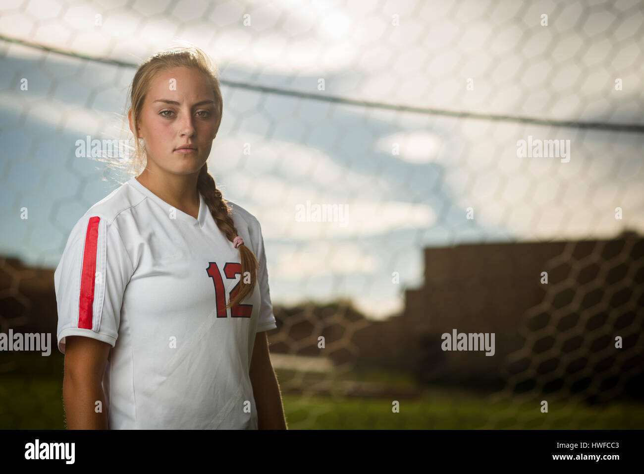 Niedrigen Winkel Hüfte aufwärts Porträt von hart trainierenden Athleten stehen im Fußballtor Stockfoto