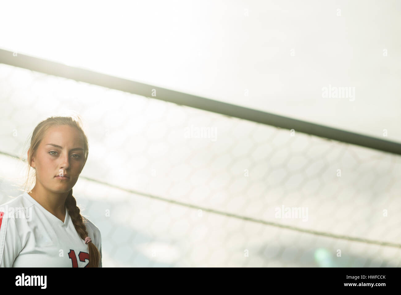 Niedrigen Winkel Ansicht konzentriert Athleten im Fußballtor unter sonnigem Himmel stehen Stockfoto