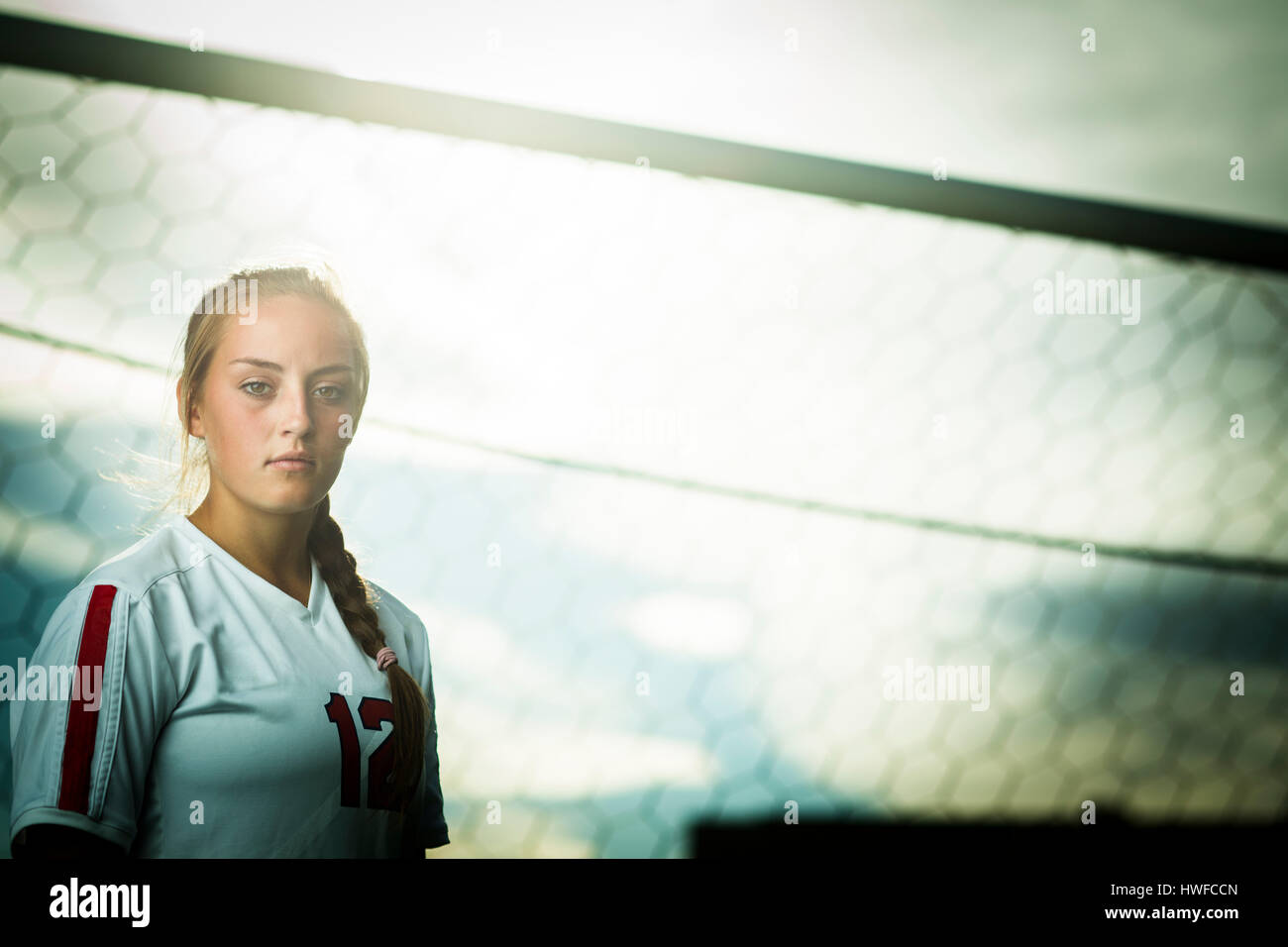 Niedrigen Winkel Hüfte aufwärts Porträt von hart trainierenden Athleten stehen im Fußballtor Stockfoto