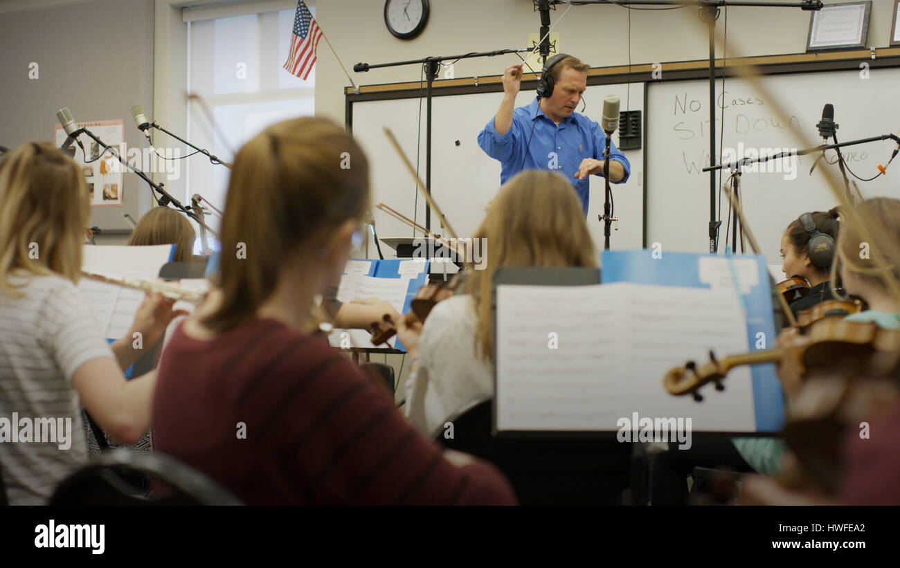 Selektiven Fokus Blick auf Lehrer, die Durchführung von Musiker in der Band Klasse Stockfoto