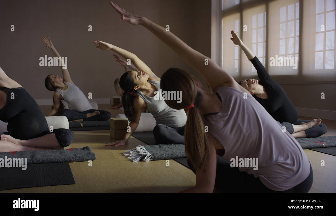 Selektiven Fokus Blick auf ruhige Frauen stretching im Yoga-Kurs Stockfoto