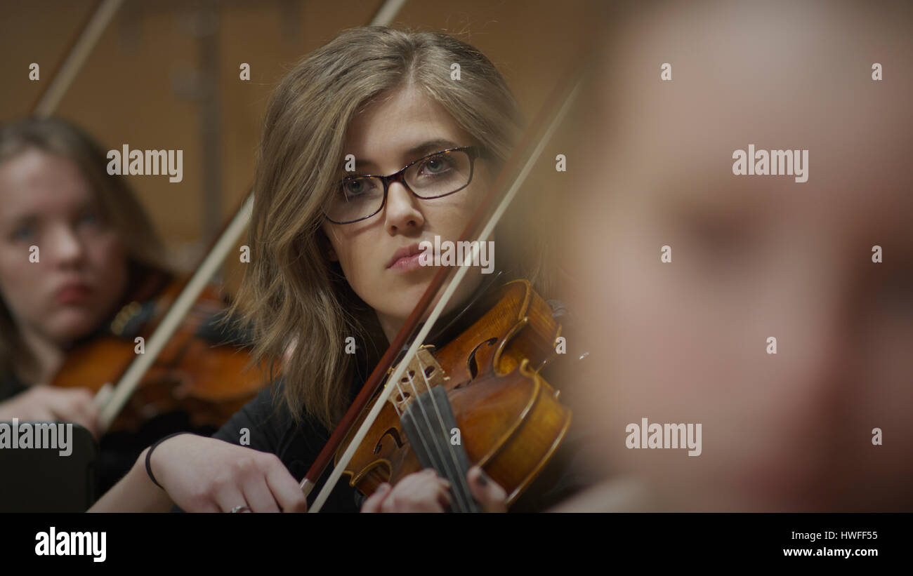 Selektiven Fokus Blick auf schwere Teenager-Mädchen-Musiker spielt Geige Band Klasse Stockfoto