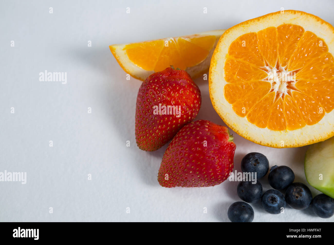 Nahaufnahme der verschiedenen Arten von Obst auf weißem Hintergrund Stockfoto