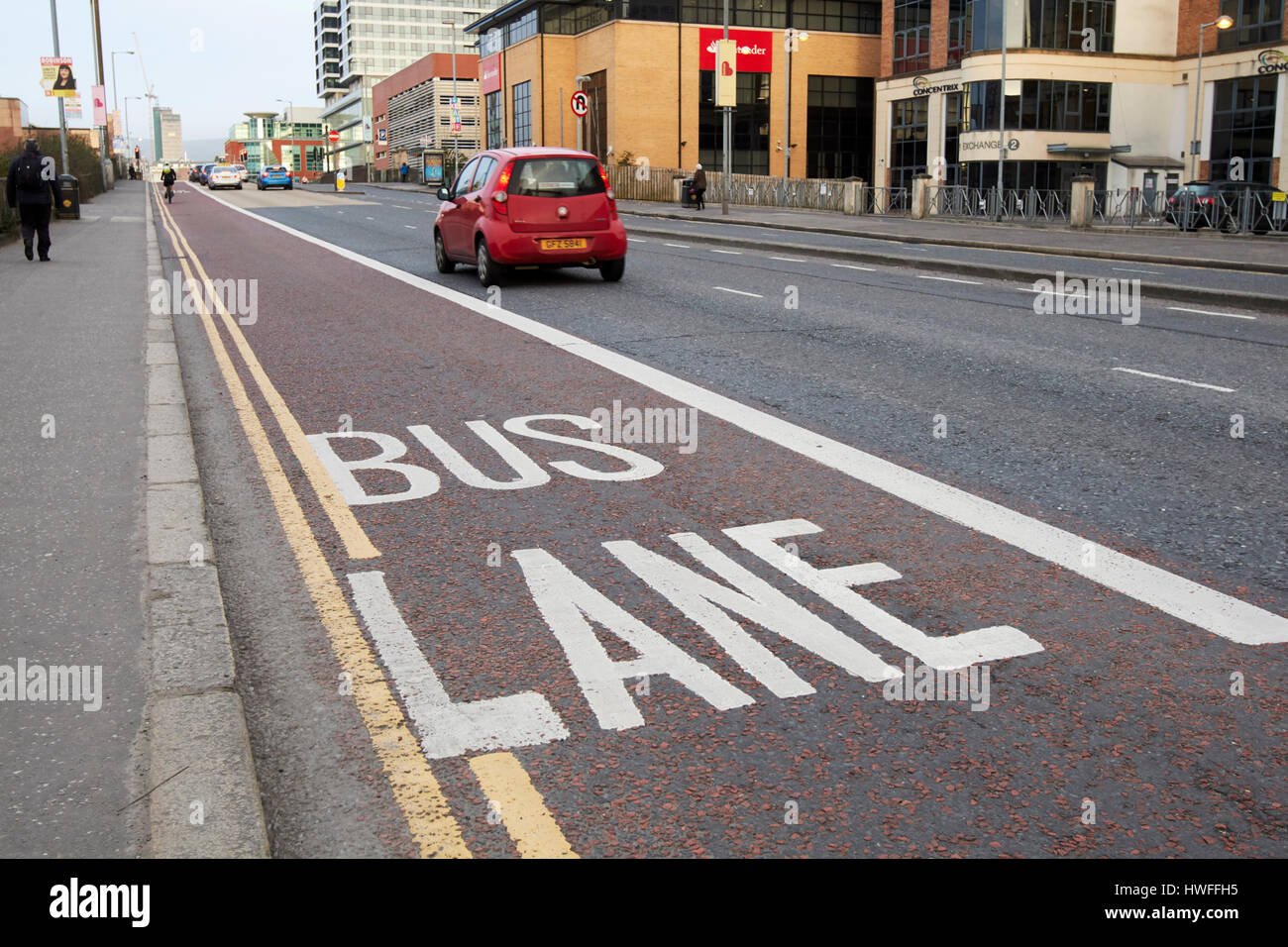 leere Busspur im morgendlichen Stau Stadtzentrum von Belfast Nordirland Stockfoto