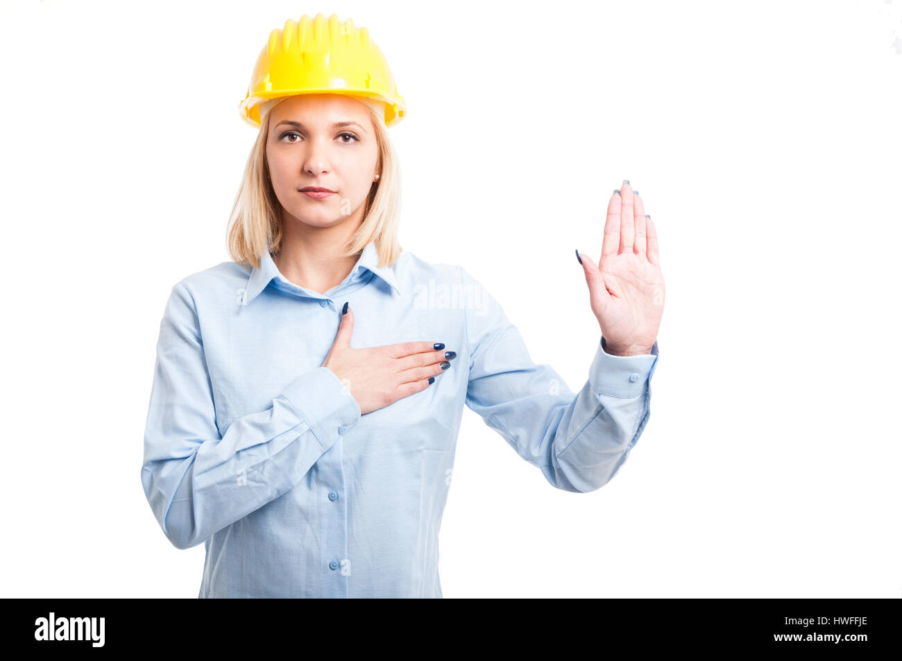Blonde Dame Ingenieur nehmen Eid mit Hand isoliert auf weißem Hintergrund Stockfoto