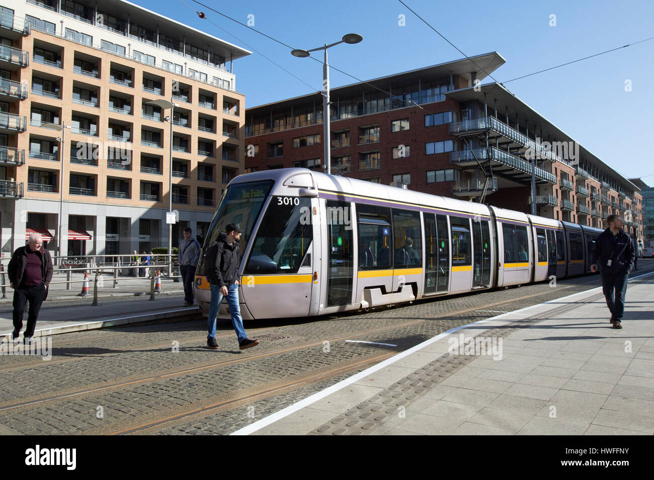 LUAS rote Linie Straßenbahn in Bürgermeister quadratischen Teil der neu entwickelten Norden Wand Docklands Dublin Irland Stockfoto