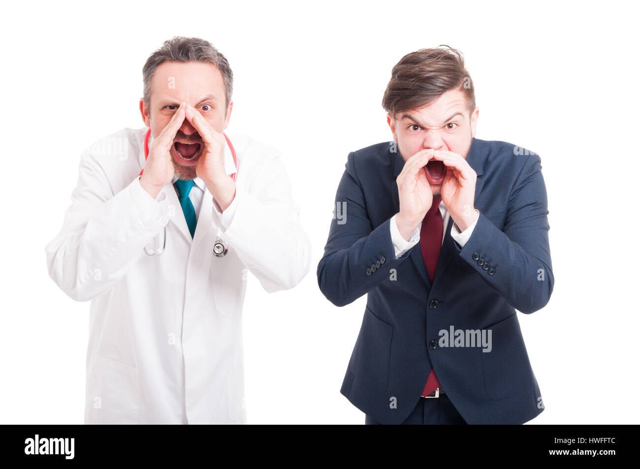 Wütend, Sanitäter oder Arzt und Business Mann schreien oder schreien laut auf weiß isoliert Stockfoto