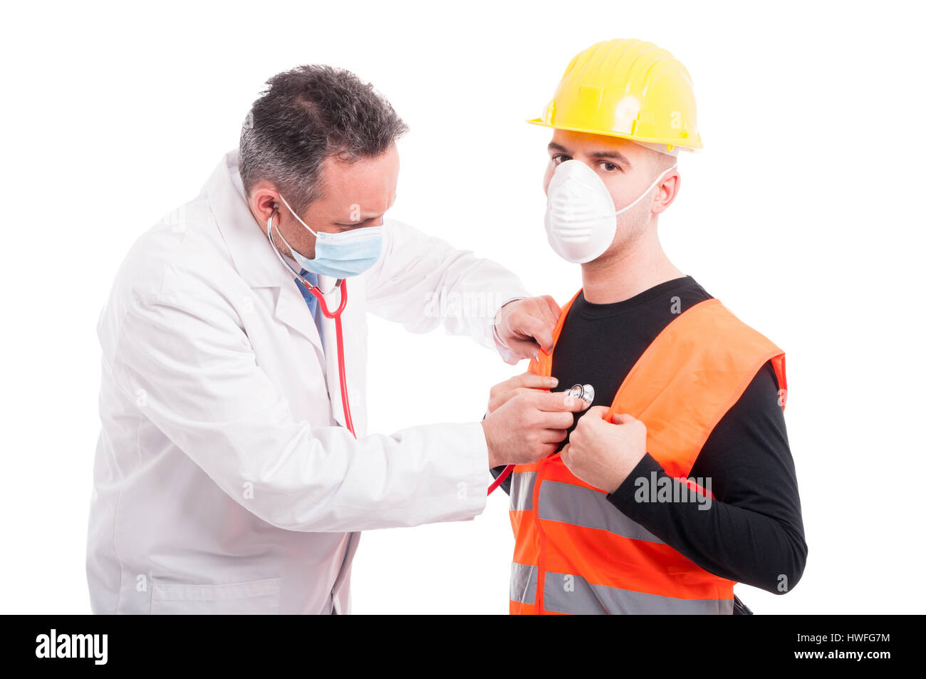 Arzt hören Konstruktoren Atem oder Herz mit Stethoskop wie Beratungskonzept isoliert auf weißem Hintergrund Stockfoto