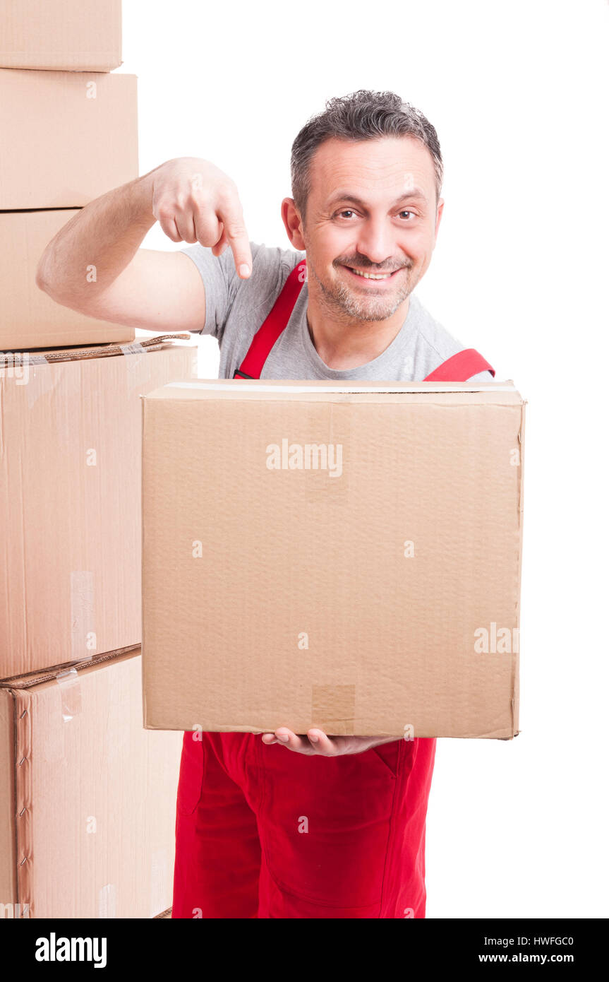 Mover Mann trug rot insgesamt isoliert zeigen einen großen Karton und lächelnd auf weißem Hintergrund Stockfoto