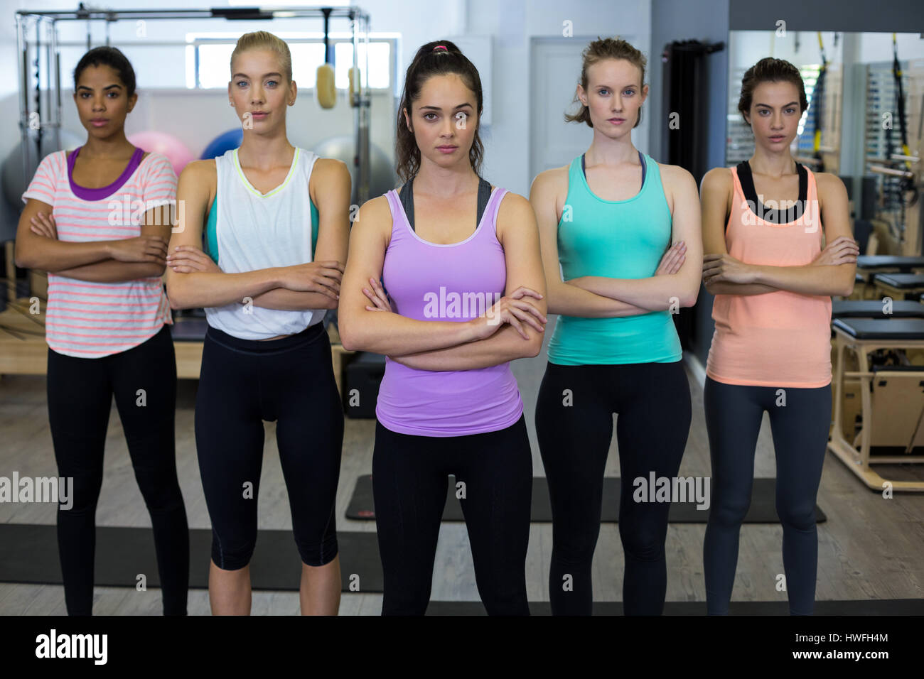 Porträt der selbstbewusste Frauen stehen mit verschränkten im Fitness-Studio Stockfoto