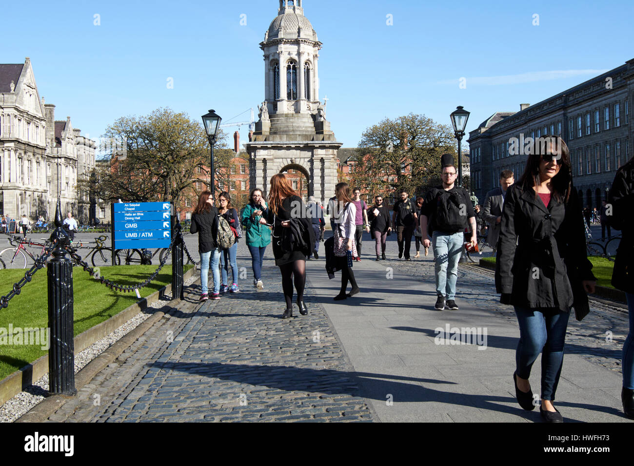 Studenten und Besucher in Bundesplatz vor den Campanile des Trinity College Dublin im Parlament square Republik Irland Stockfoto