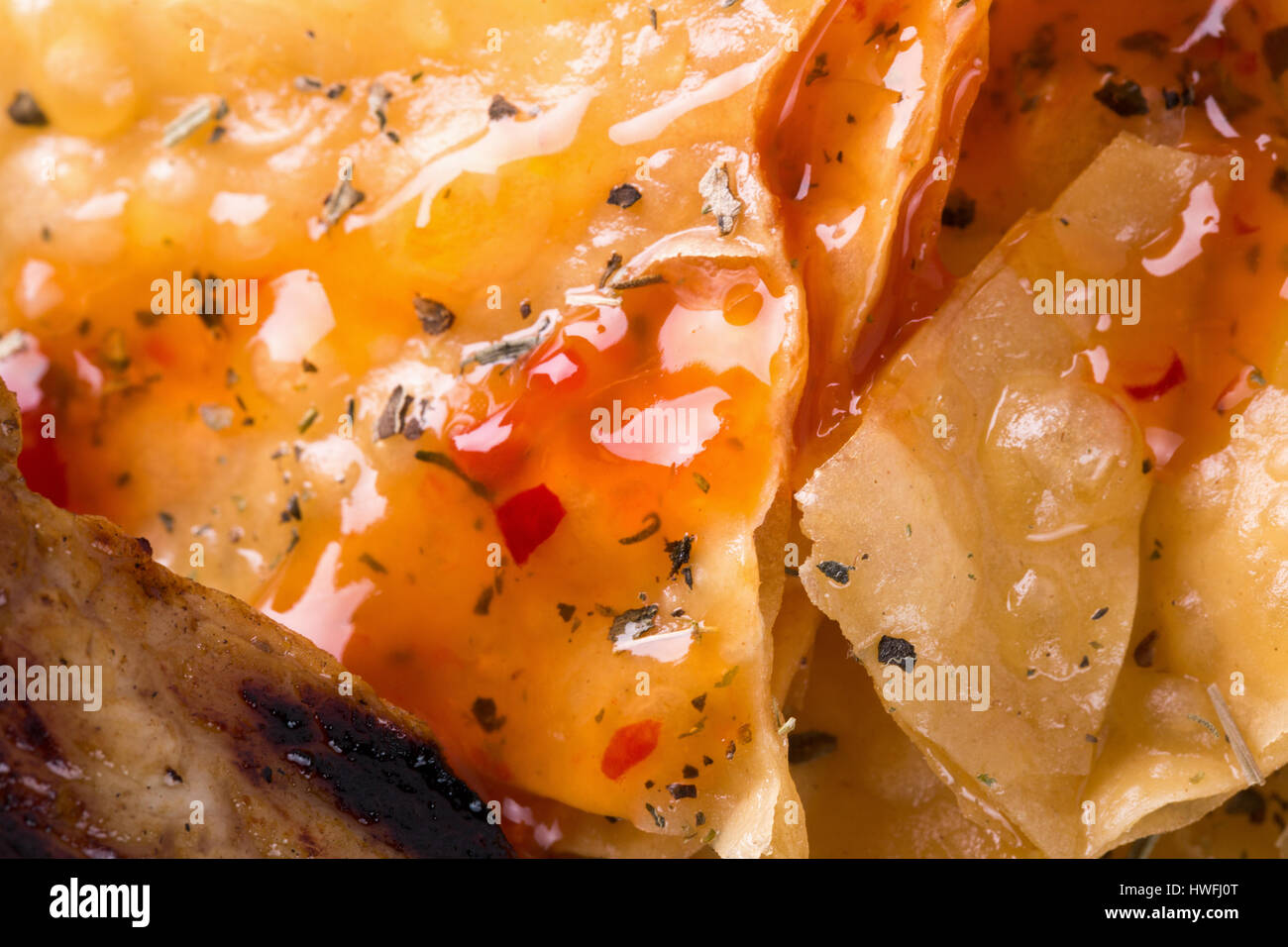 Nahaufnahme von lecker gebratene Kartoffelchips. Stockfoto