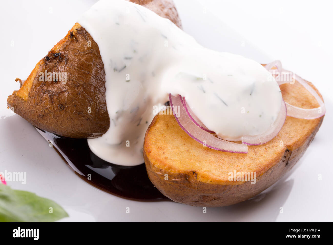 Kartoffeln mit Remoulade isoliert auf einem weißen Hintergrund. Stockfoto
