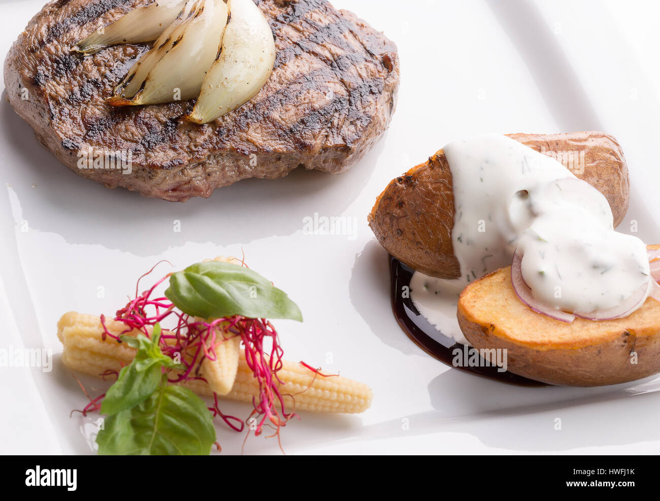 Fleisch-Steak mit Bratkartoffeln mit Sauce Tartar. Stockfoto