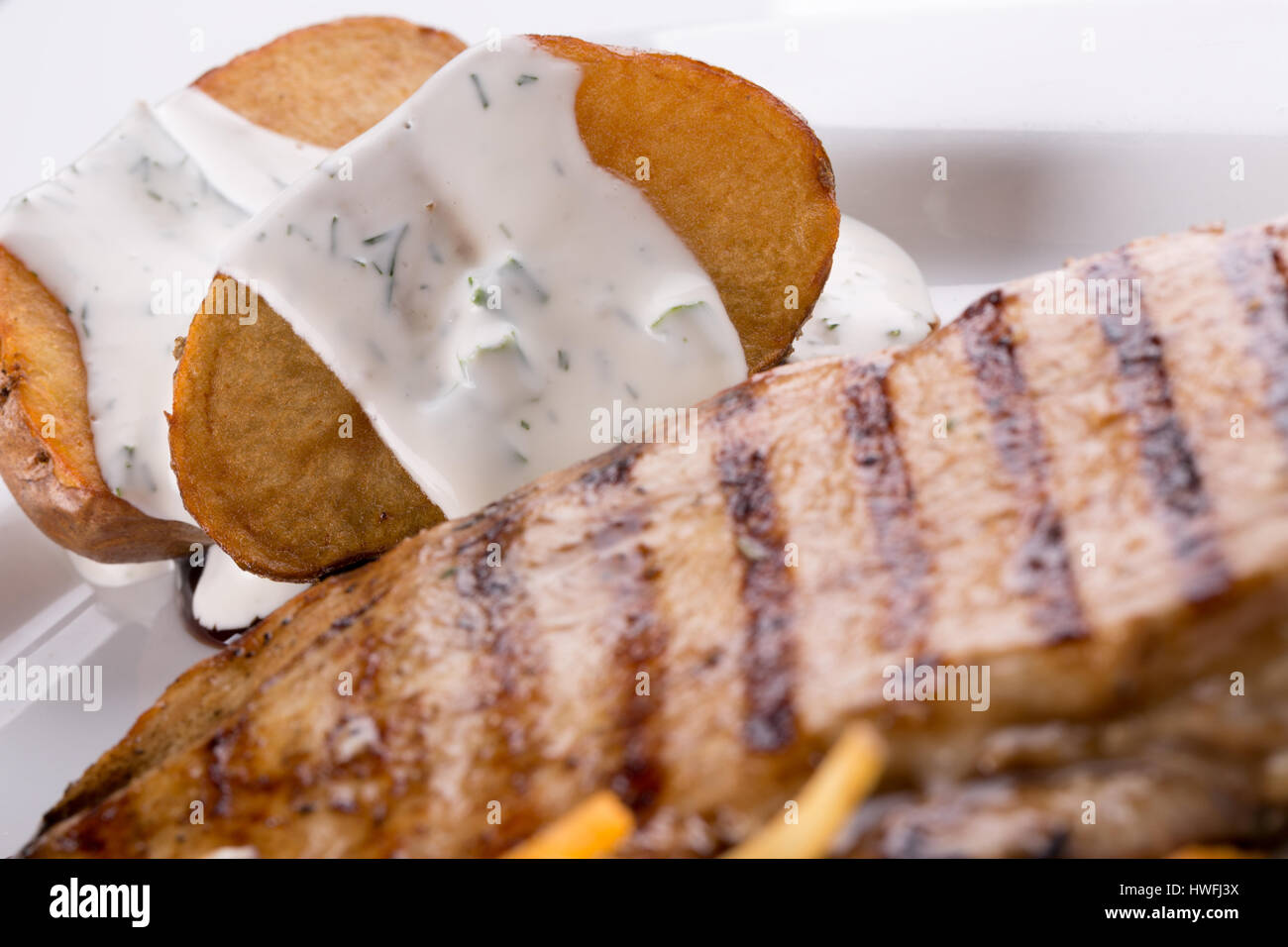 Fleisch-Steak mit Bratkartoffeln mit Sauce Tartar. Stockfoto