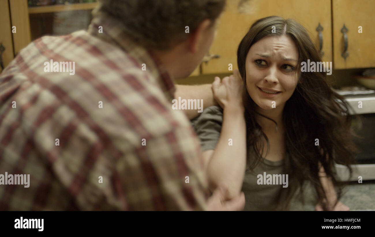 Selektiven Fokus verschwommen Blick auf Angst Freundin mit missbräuchliche Freund bereit, zuzuschlagen in Küche Stockfoto