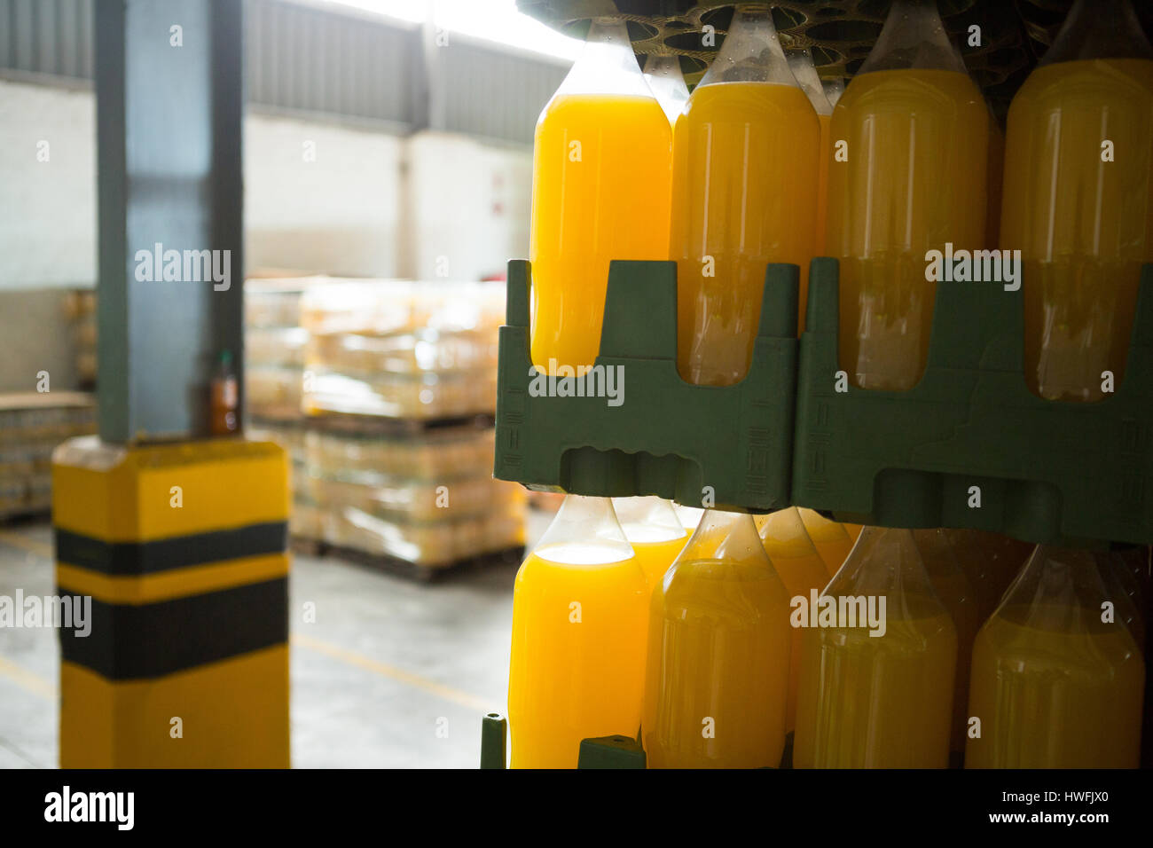 Nahaufnahme eines gelben Saft Flaschen in Kiste im Lager angeordnet Stockfoto