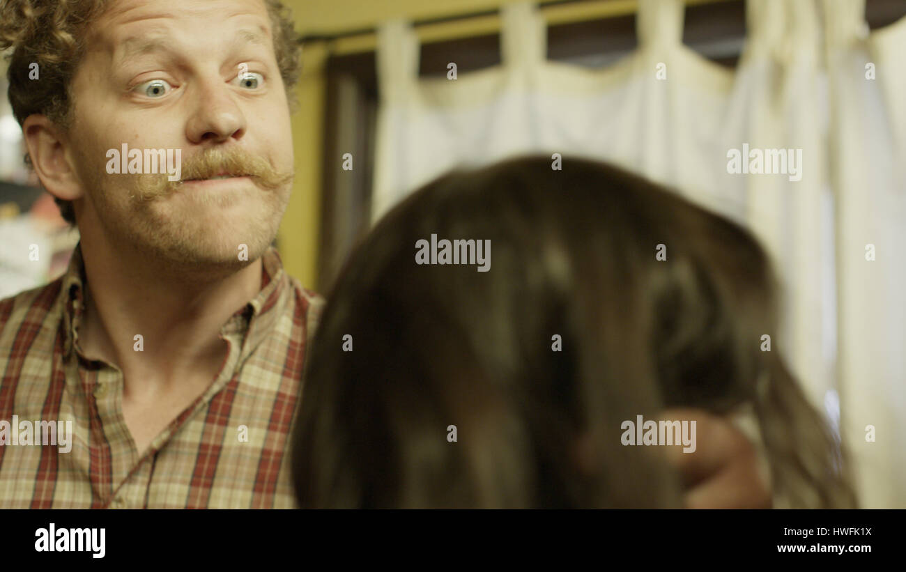 Selektiven Fokus verschwommen Blick auf missbräuchliche Freund Freundin Kopf bereit, zuzuschlagen in Küche Stockfoto