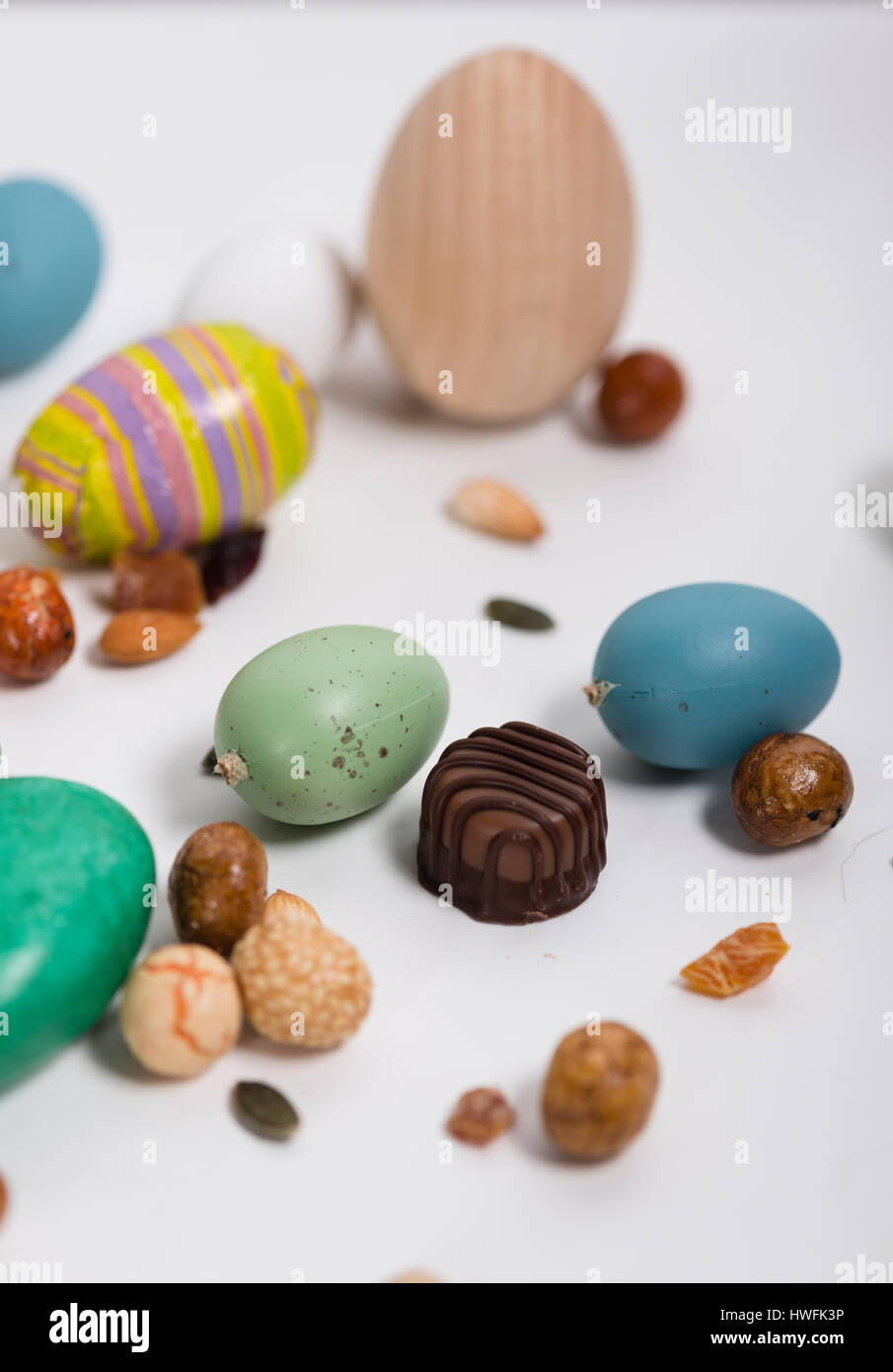 Osterhase, Konfetti, Eiern, Süßigkeiten, Samen, Pralinen und Requisiten Stockfoto