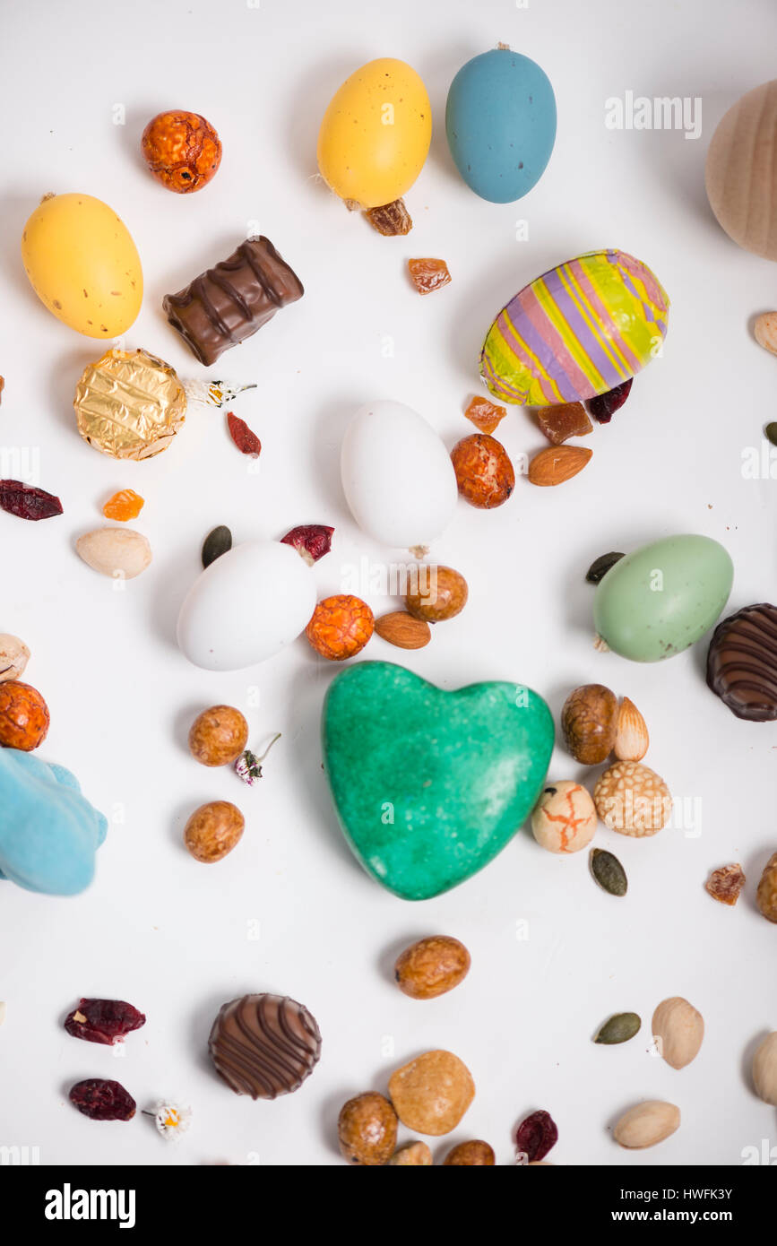 Osterhase, Konfetti, Eiern, Süßigkeiten, Samen, Pralinen und Requisiten Stockfoto