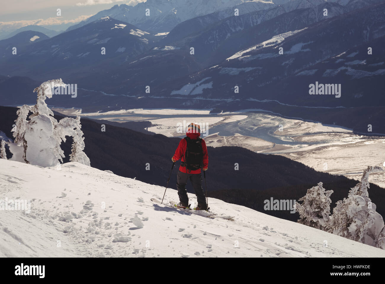 Rückansicht der Skifahrer im Winter in verschneiten Alpen Ski Stockfoto