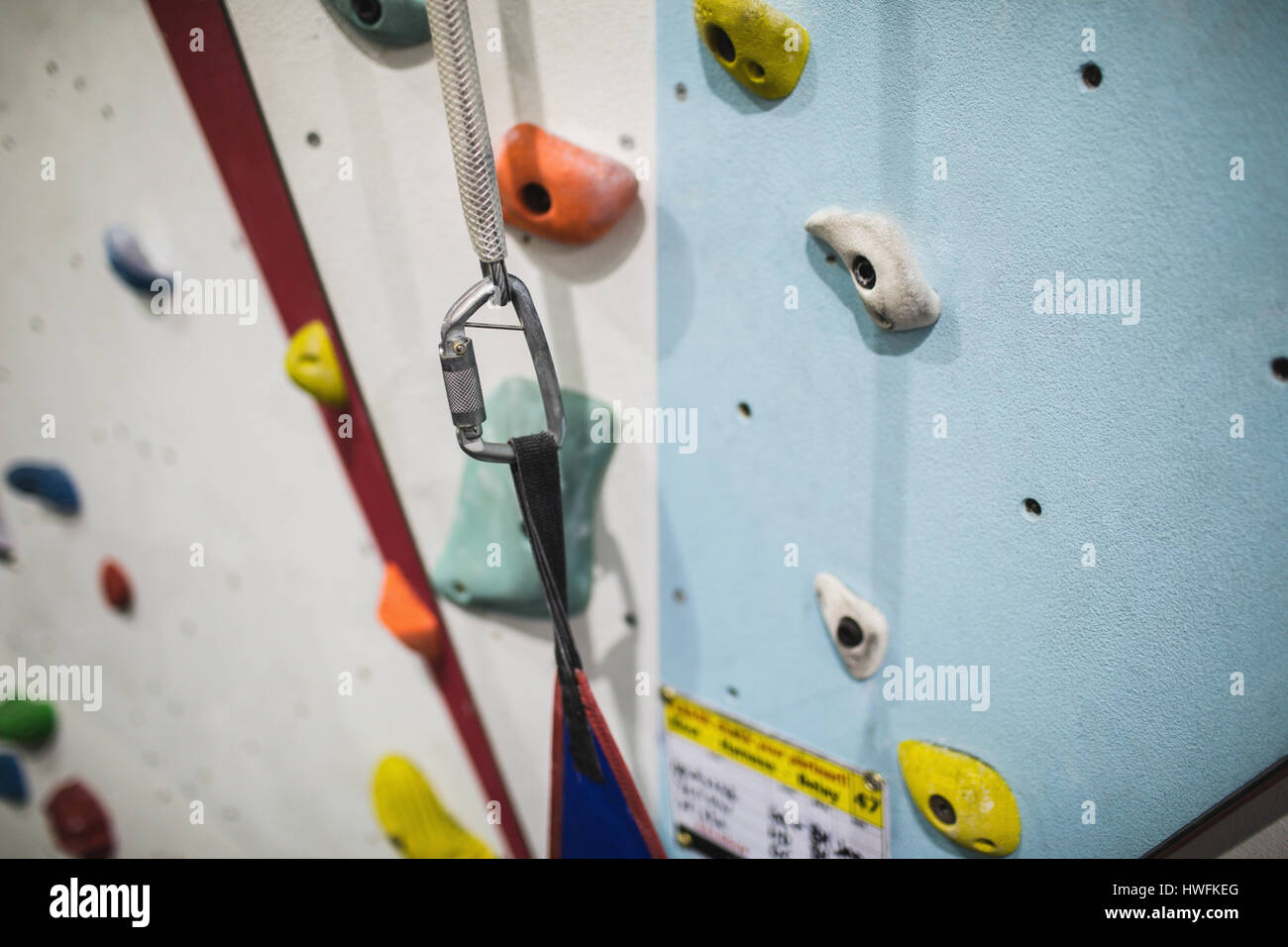 Künstliche Kletterwand in der Turnhalle für die Praxis Stockfoto